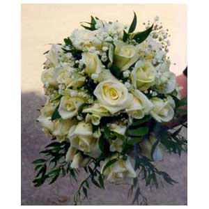 Bouquet da sposa con rose bianche e foglioline verdi
