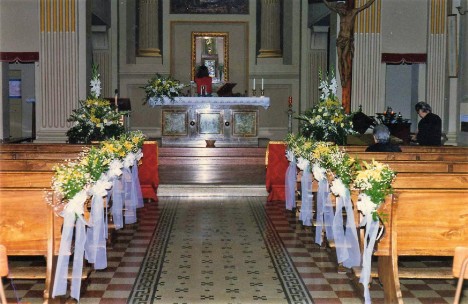 Allestimento floreale della chiesa per matrimonio con Bouquet sulle panche