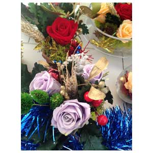 Addobbo centrotavola natalizio con fiori e rose stabilizzate