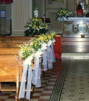 Esempio di addobbi floreali per matrimonio in chiesa