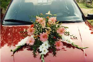 Addobbi floreali per auto della sposa