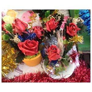 Addobbi realizzati con rose trattate con cera per decorare la casa per Natale