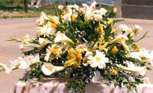 Addobbo di fiori per altare per matrimonio in chiesa con rose, margherite ed altri fiori