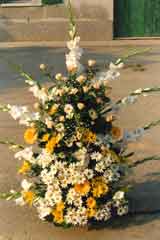 Addobbo di fiori a torre per cerimonia matrimonio