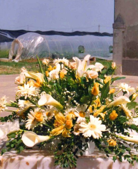 Composizione di fiori per l'altare nell allestimento del matrimonio