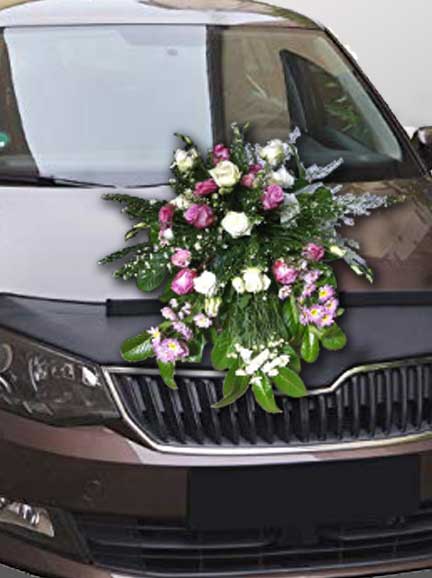 Composizione di fiori per decorare l'auto della sposa