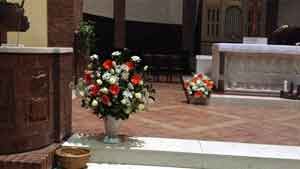 Allestimento della chiesa con fiori per matrimonio