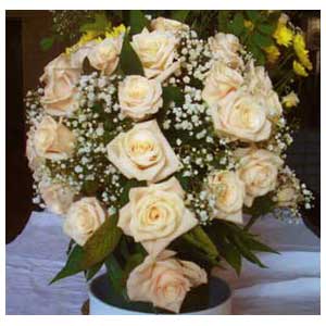 Bouquet da sposa di rose bianche e fiorellini bianchi