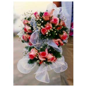 Bouquet per matrimonio con roselline rosa e rosse e velo da sposa