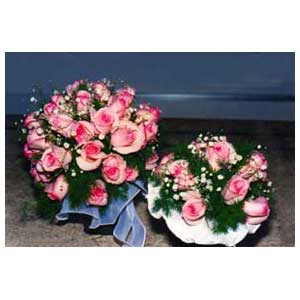 Bouquet da sposa e centrotavola per matrimonio con roselline rosa e fiorellini bianchi