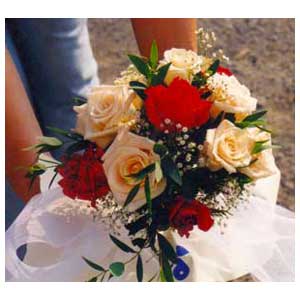 Bouquet di nozze molto semplice con rose bianche e rosse