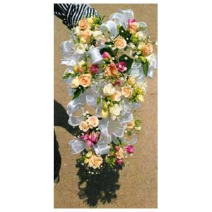 Bouquet di fiori da sposa a cascata con roselline e velo da sposa