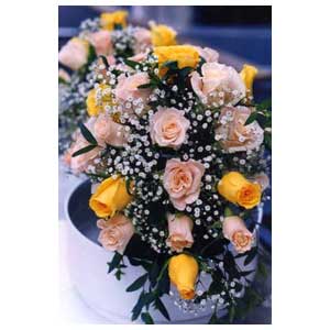 Bouquet di fiori per matrimonio con rose rosa e gialle e velo da sposa