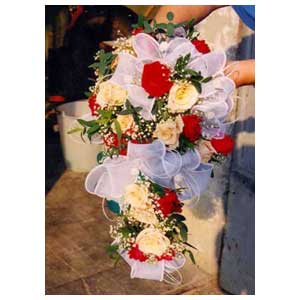 Bouquet di fiori per matrimonio realizzato con rose e velo da sposa con strascico