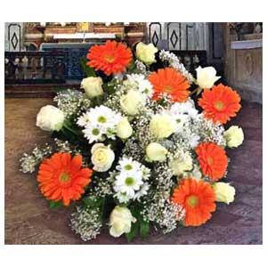 Bouquet per matrimonio in chiesa con margheritoni, roselline bianche e velo da sposa