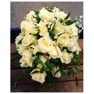 Bouquet di fiori per sposa con rose bianche