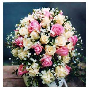Bouquet per sposa con boccioli di roselline bianche e rosa