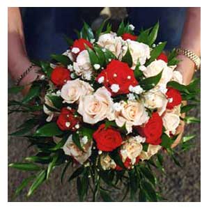 Bouquet di rose rosse e bianche