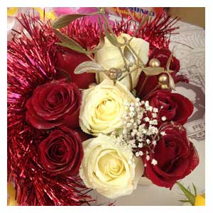 Centrotavola con rose stabilizzate e fiorellini bianchi