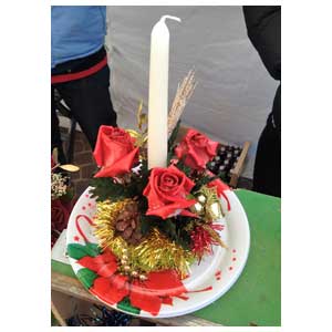 Centrotavola natalizio con rose stabilizzate e candela
