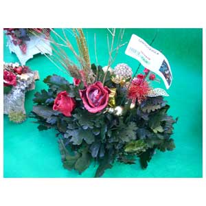 Centrotavola composizione floreale con rose trattate con cera