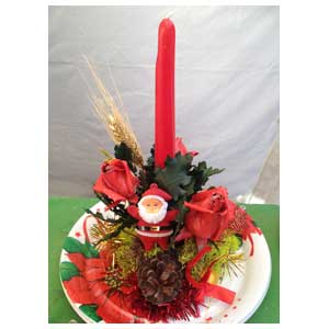 Centrotavola natalizio realizzato con rose stabilizzate con cera e decorazioni