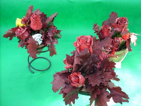 Composizione autunnale con rose e foglie trattate con cera