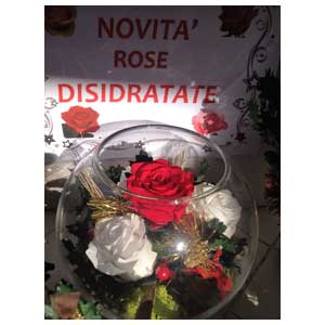 Composizioni floreali in vasi di vetro con rose disidratate