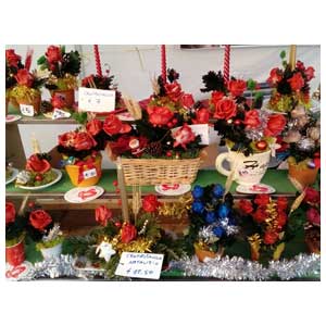 Composizioni di fiori natalizie come centrotavola o decorazioni per casa