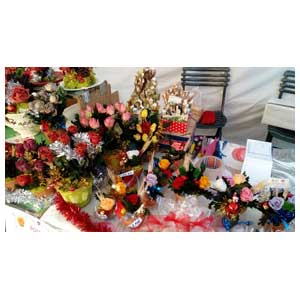Banchetto vendita di composizioni di fiori secchi stabilizzati