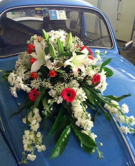 Composizione floreale per decorare l'auto del giorno del matrimonio