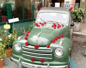 Decorazione di un auto per il matrimonio con rose rosse