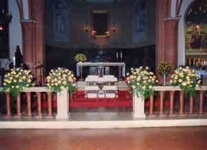 Decorazioni floreali in chiesa per matrimonio