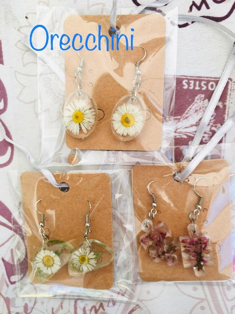 bijoux orecchini con fiori secchi in resina