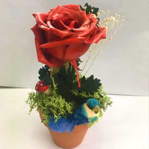 Rosa rossa in vasetto con decorazioni